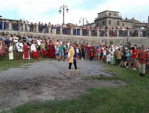Bolsena, ritorno al Medioevo: tre giorni di duelli, costumi e sapori dell’epoca per ricostruire l’assedio del 1328 Bolsena, ritorno al Medioevo: tre giorni di duelli, costumi e sapori dell’epoca per ricostruire l’assedio del 1328
