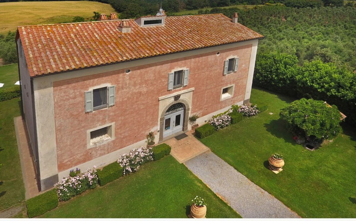 Il fine settimana in mezzo a migliaia di ulivi nella tenuta che fu di Luciano Bonaparte, tra storia, archeologia e il gusto della Maremma Laziale Il fine settimana in mezzo a migliaia di ulivi nella tenuta che fu di Luciano Bonaparte, tra storia, archeologia e il gusto della Maremma Laziale
