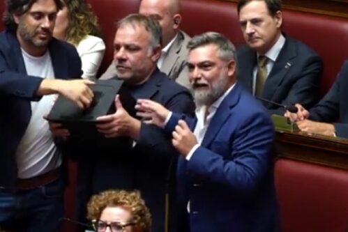“Fuori le chat” e una cassaforte mostrata in Aula: la protesta del M5s sul caso Delmastro- VIDEO “Fuori le chat” e una cassaforte mostrata in Aula: la protesta del M5s sul caso Delmastro- VIDEO