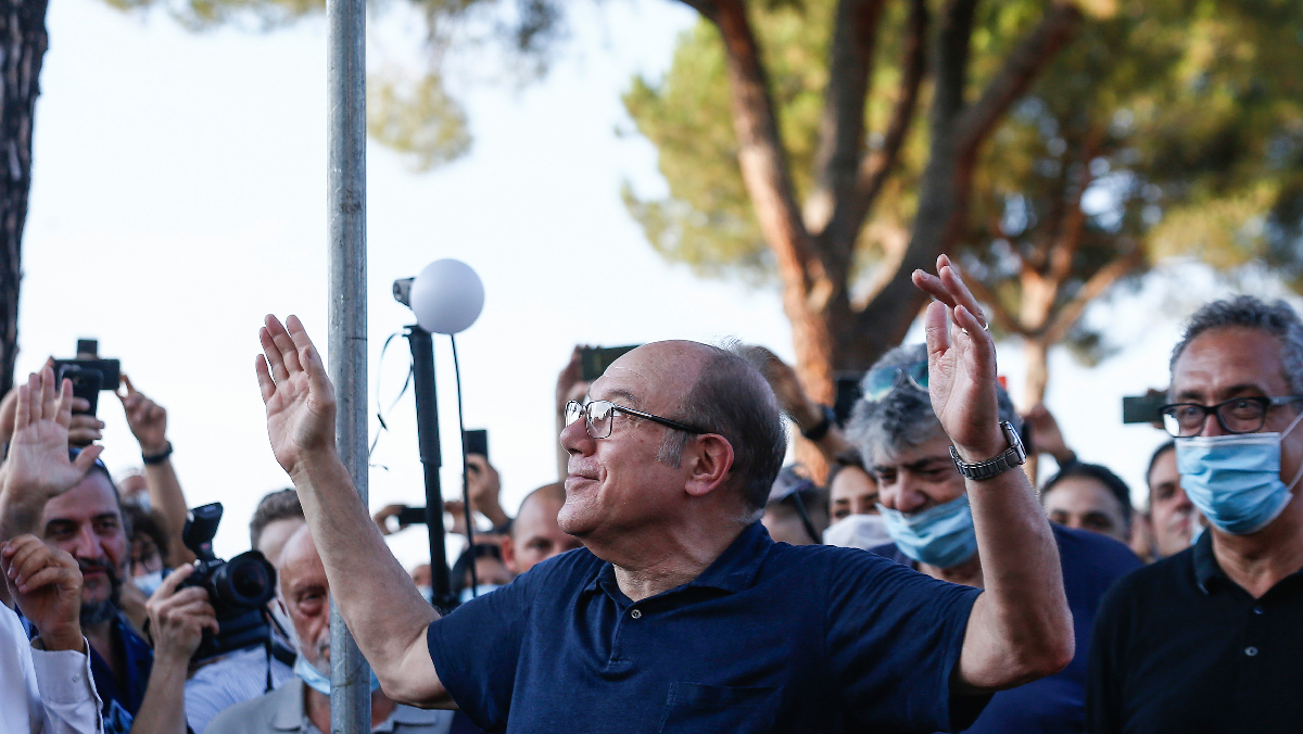 Carlo Verdone e il “palo della morte”, il Ferragosto di una Roma di periferia che non muore mai