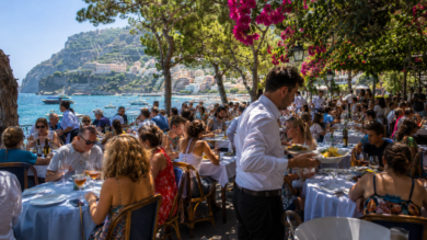 Ferragosto a tavola vale un miliardo: ristoranti e bar fanno il pienone
