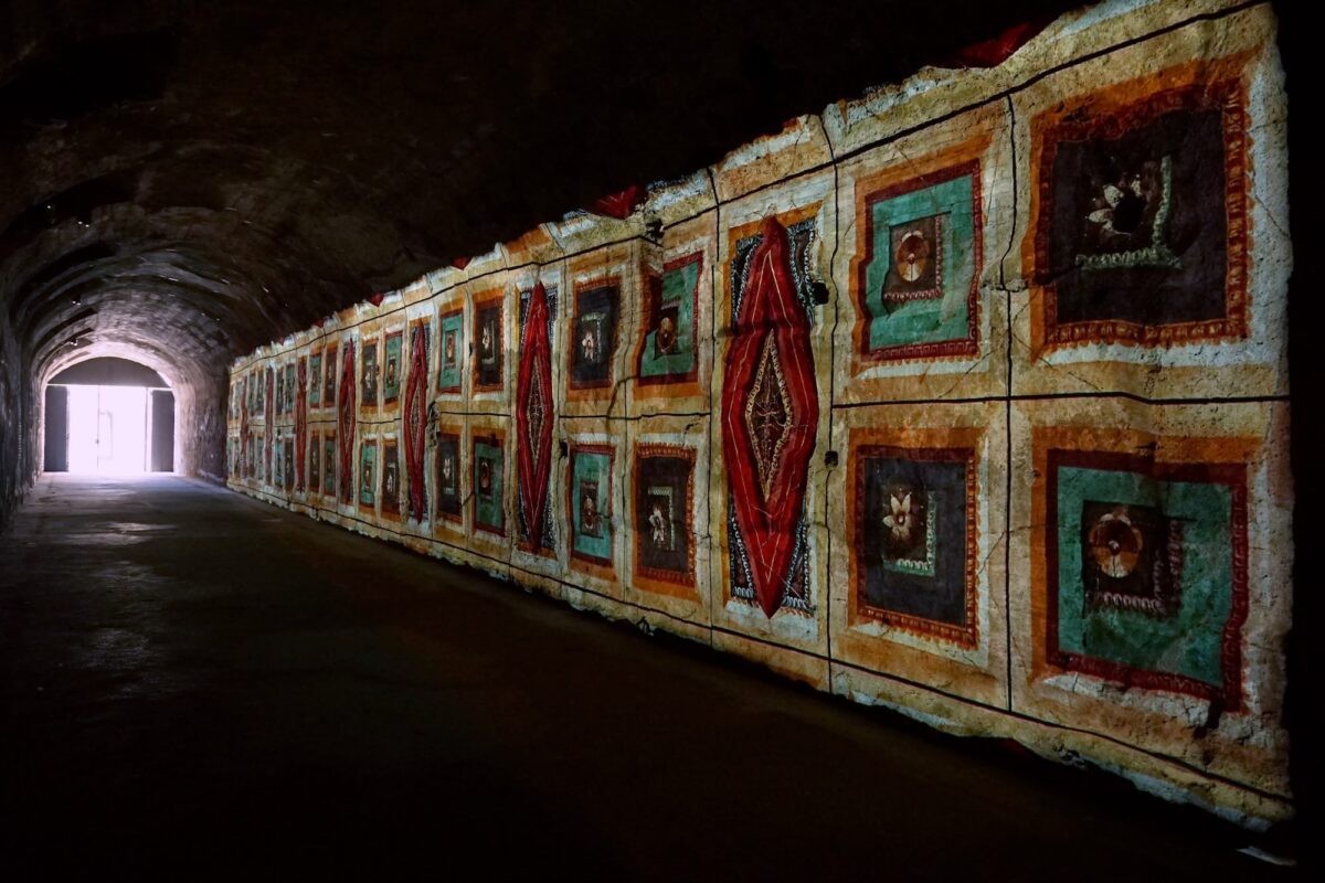 Altro che fito-bioclimatico, cacciatori d’ombra e venticello tutti sotto il Criptoportico di Nerone Altro che fito-bioclimatico, cacciatori d’ombra e venticello tutti sotto il Criptoportico di Nerone
