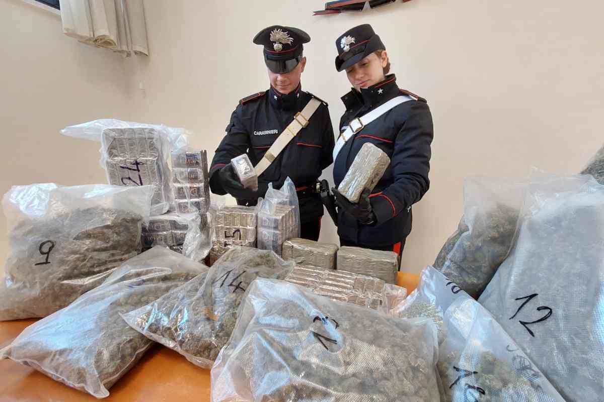 Da una corsa all’altra, ma con un carico in più: tassista arrestato a Fiumicino con 1,3 chili di hashish Da una corsa all’altra, ma con un carico in più: tassista arrestato a Fiumicino con 1,3 chili di hashish