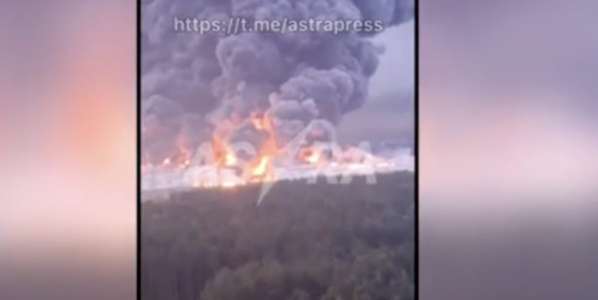 Russia, maxi attacco di droni ucraini: esplosioni e una colonna di fumo nella regione di Mosca – VIDEO Russia, maxi attacco di droni ucraini: esplosioni e una colonna di fumo nella regione di Mosca – VIDEO