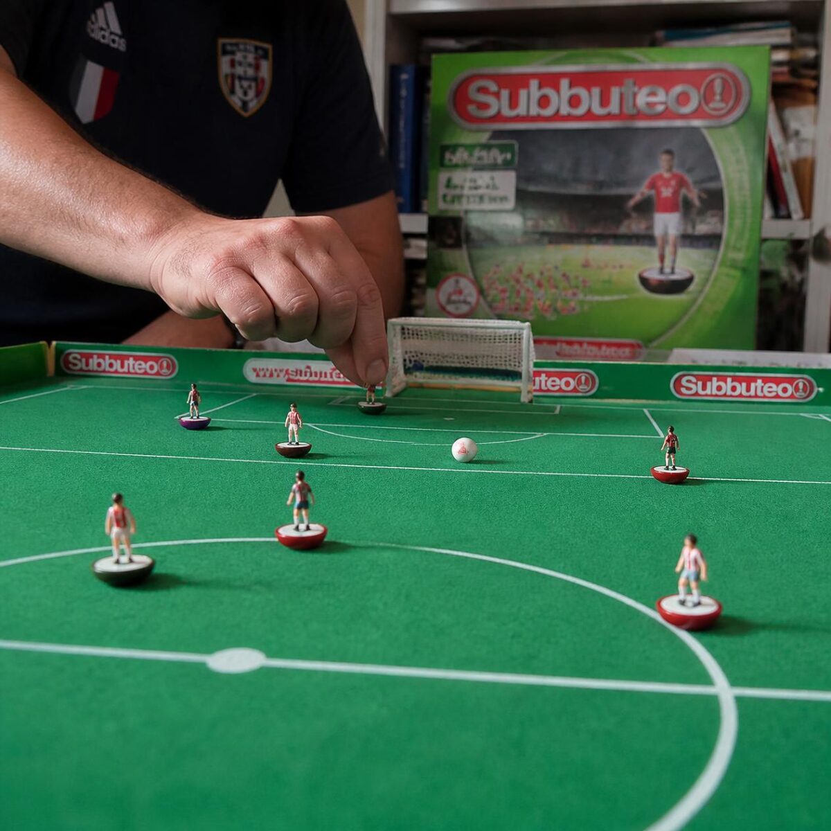 Il sabato il bar si trasforma e diventa The Subbuteo Museum, dove il celebre gioco da tavolo torna a essere un’occasione concreta di incontro Il sabato il bar si trasforma e diventa The Subbuteo Museum, dove il celebre gioco da tavolo torna a essere un’occasione concreta di incontro