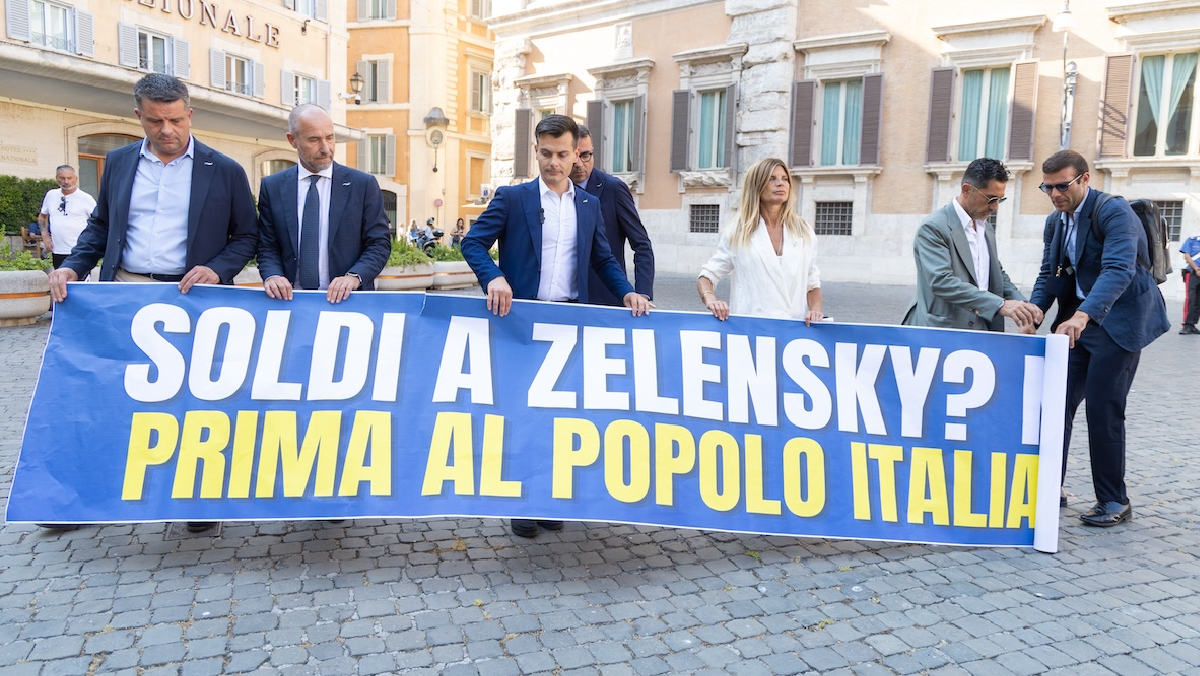 Vannacci: “Remigrare è possibile”, poi boccia il Safe e apre a Grillo Vannacci: “Remigrare è possibile”, poi boccia il Safe e apre a Grillo