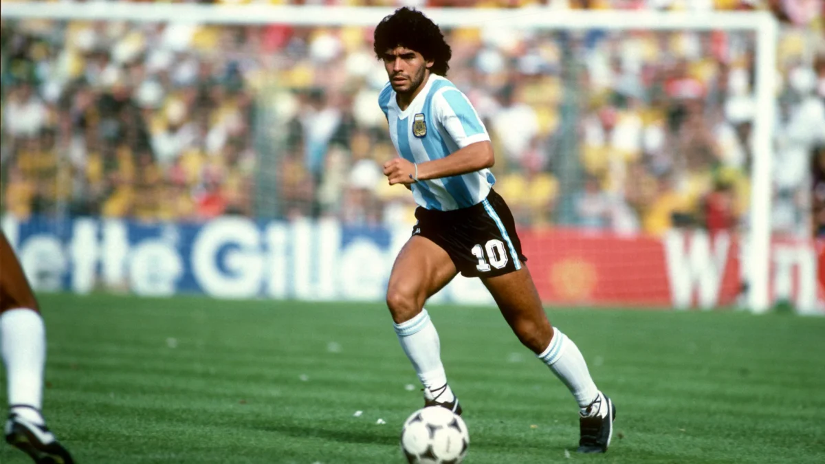 All’asta il pallone della “Mano di Dio” di Maradona: si parte da 2,5 milioni, ma il cimelio potrebbe valere molto di più All’asta il pallone della “Mano di Dio” di Maradona: si parte da 2,5 milioni, ma il cimelio potrebbe valere molto di più