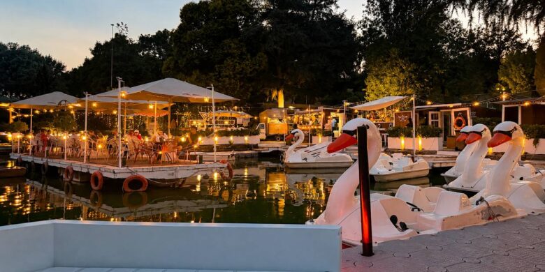 Le vacanze sono no-stop al Laghetto dell’Eur, tutti a bordo per l’aperitivo
