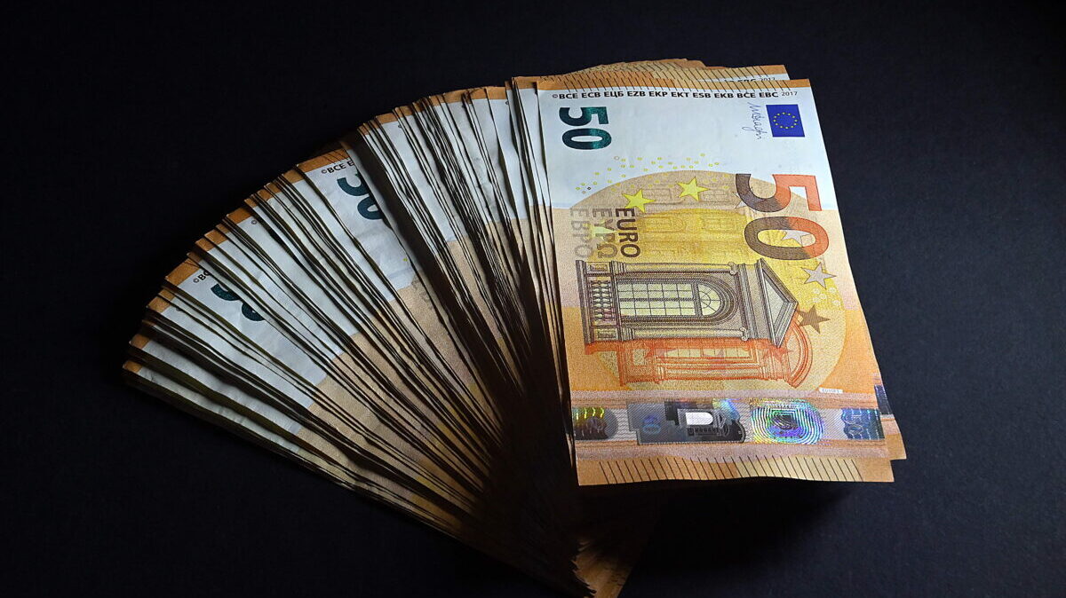 Stipendi, sorpresa in busta paga per 200mila dipendenti pubblici: aumenti fino a 221 euro, ecco per chi Stipendi, sorpresa in busta paga per 200mila dipendenti pubblici: aumenti fino a 221 euro, ecco per chi