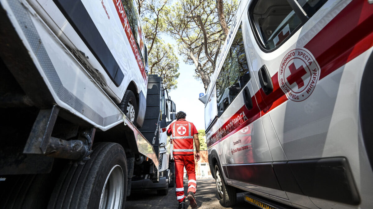 Chieti, difende il figlio durante una lite e viene colpito da un pugno: dipendente di Stellantis in fin di vita, è gravissimo Chieti, difende il figlio durante una lite e viene colpito da un pugno: dipendente di Stellantis in fin di vita, è gravissimo