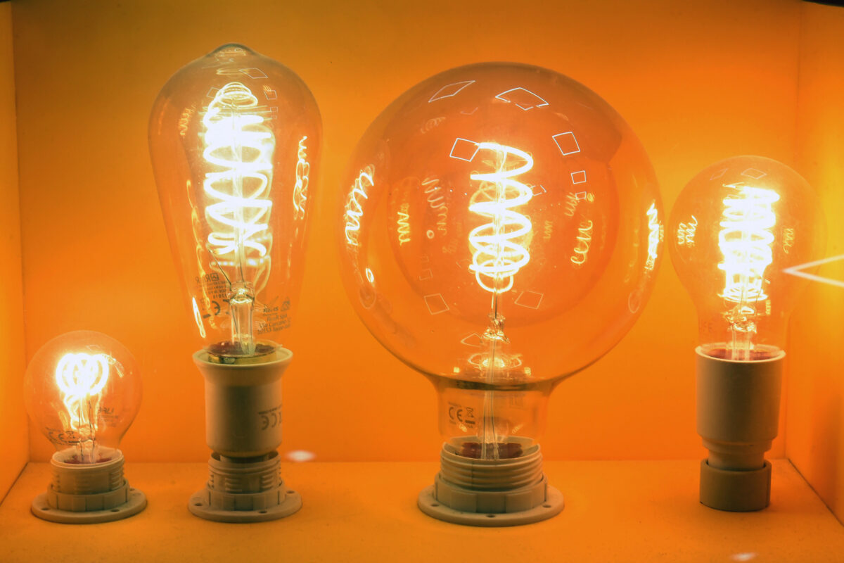 Bollette, stangata in arrivo: spesa di +876 euro a famiglia, imprese quasi dimezzate dal salasso energetico Bollette, stangata in arrivo: spesa di +876 euro a famiglia, imprese quasi dimezzate dal salasso energetico