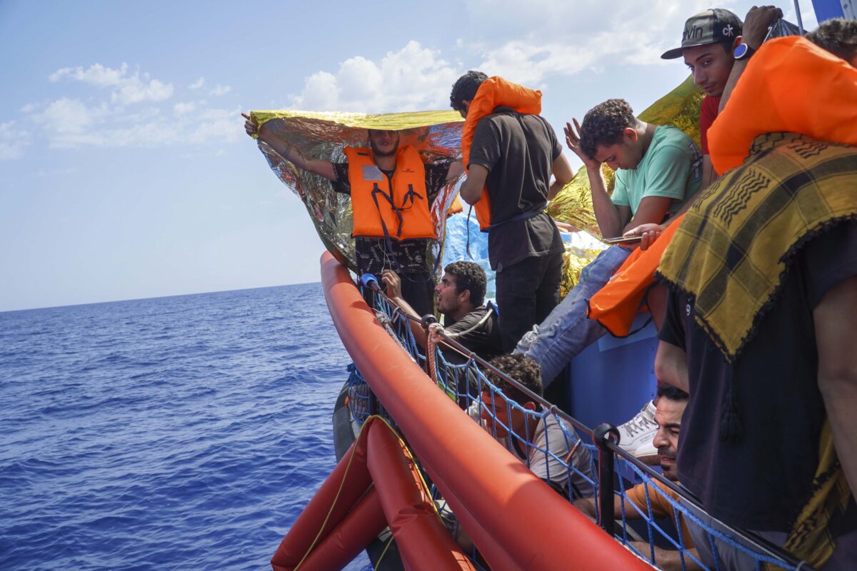 Migranti, Piantedosi stronca la Sea Watch 5: 45 giorni di fermo e 7.500 di multa. L’Ong: “Noi non trattiamo con i trafficanti, e voi?” Migranti, Piantedosi stronca la Sea Watch 5: 45 giorni di fermo e 7.500 di multa. L’Ong: “Noi non trattiamo con i trafficanti, e voi?”