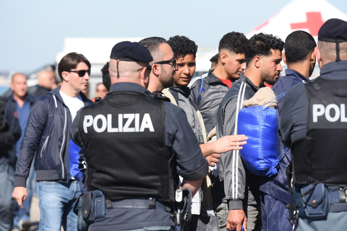 Rimpatri, 17 cittadini egiziani rispediti al Cairo: salgono a 358 i migranti espulsi Rimpatri, 17 cittadini egiziani rispediti al Cairo: salgono a 358 i migranti espulsi