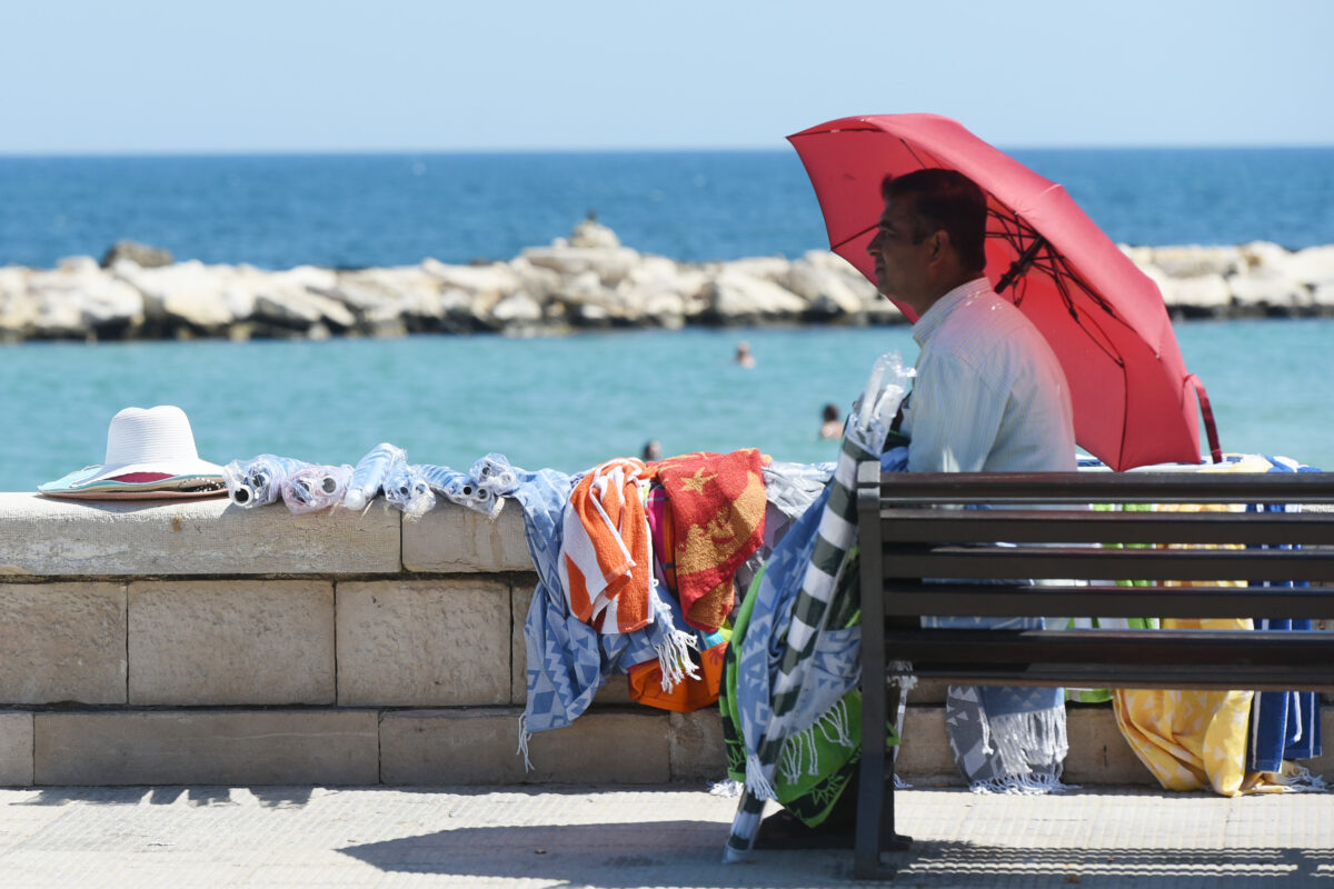 L’Italia come il Sahara, oggi bollino rosso in 27 città. Il meteorologo: “Abituiamoci, il caldo estremo sarà la nuova normalità” L’Italia come il Sahara, oggi bollino rosso in 27 città. Il meteorologo: “Abituiamoci, il caldo estremo sarà la nuova normalità”