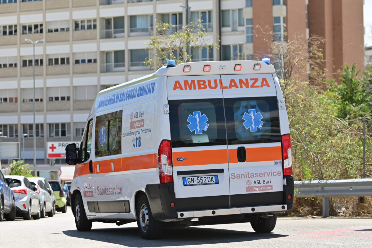 Giallo a Portici, trovati due cadaveri in un appartamento: morti una donna di 82 anni e il nipote