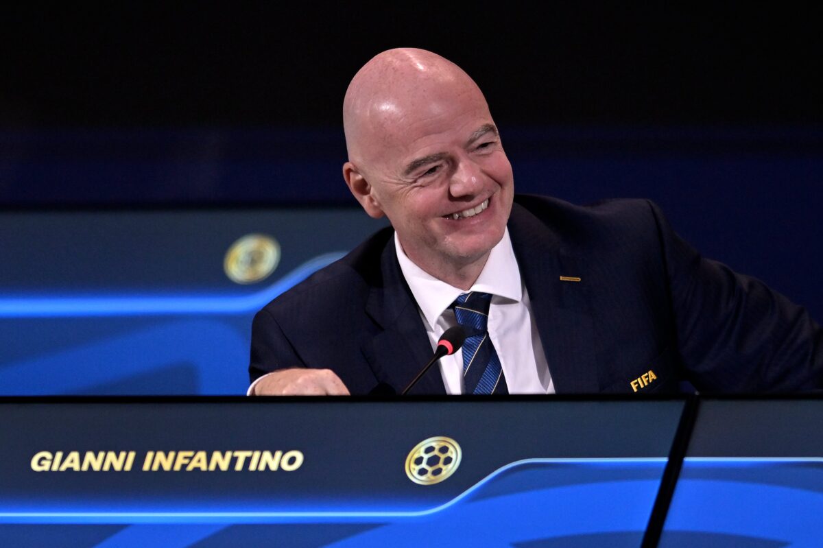 Infantino “latin lover”, il Telegraph accusa: “All’amante una buonuscita a sei cifre”. Nuova bufera sulla FIFA Infantino “latin lover”, il Telegraph accusa: “All’amante una buonuscita a sei cifre”. Nuova bufera sulla FIFA