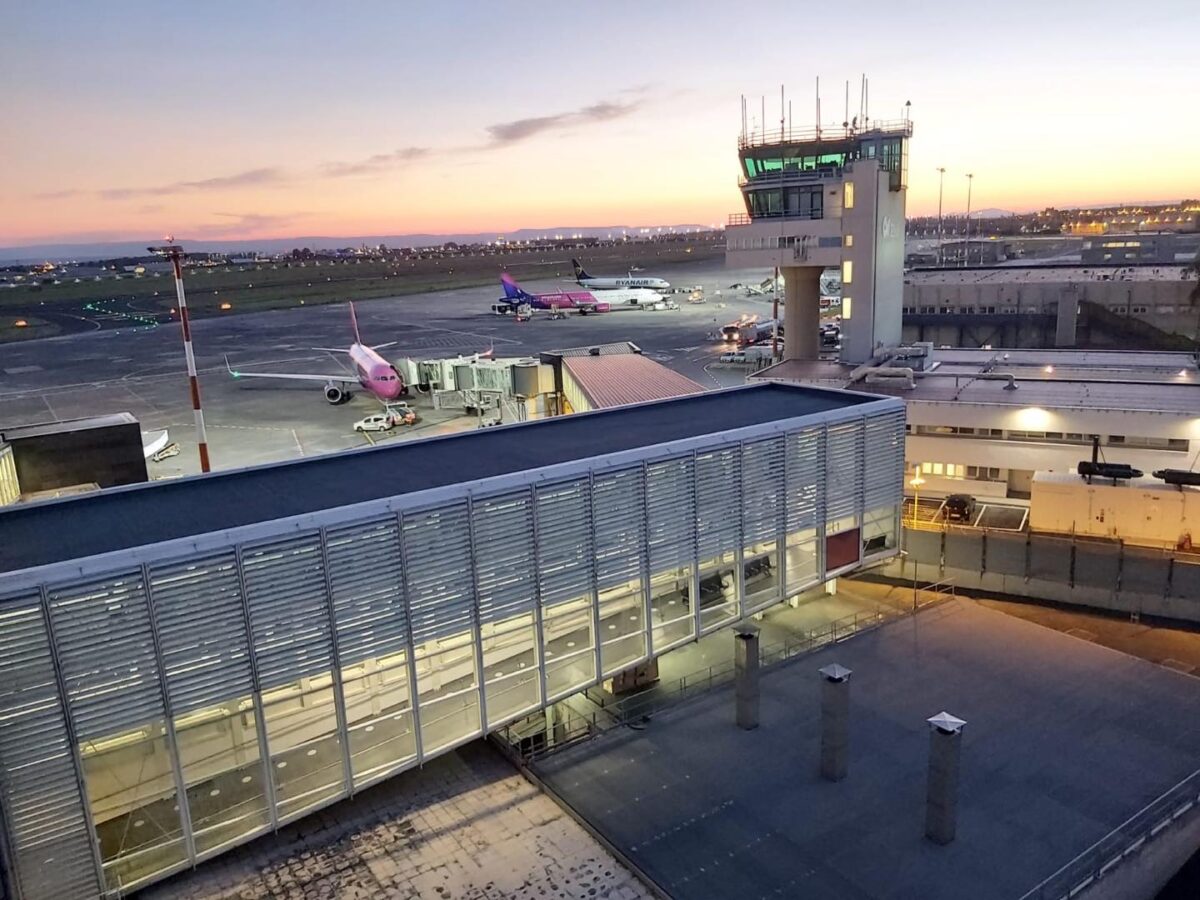 Sicilia paralizzata dall’Etna, in tilt gli aeroporti di Catania e Comiso: oltre 100mila viaggiatori nel caos Sicilia paralizzata dall’Etna, in tilt gli aeroporti di Catania e Comiso: oltre 100mila viaggiatori nel caos
