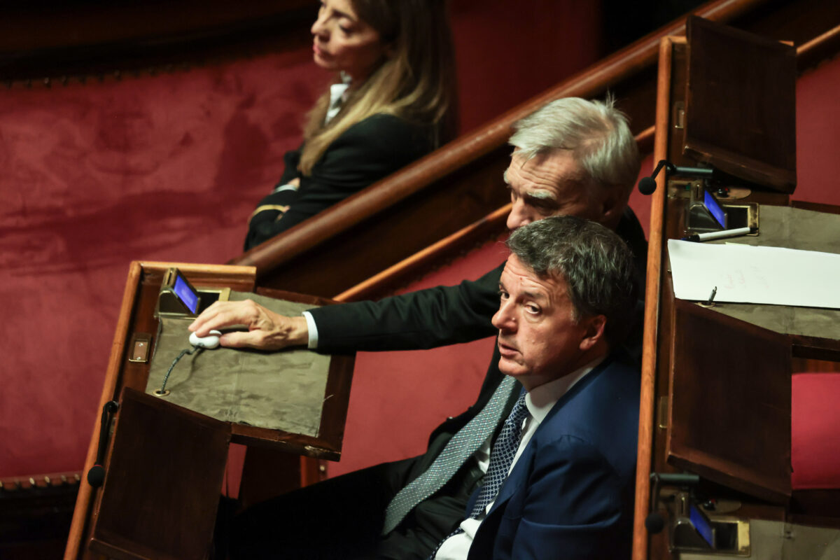 Ucraina, i riformisti del Pd spalleggiano Renzi e votano a favore degli impegni per il Safe: così parte dei dem si smarca dal centrosinistra Ucraina, i riformisti del Pd spalleggiano Renzi e votano a favore degli impegni per il Safe: così parte dei dem si smarca dal centrosinistra