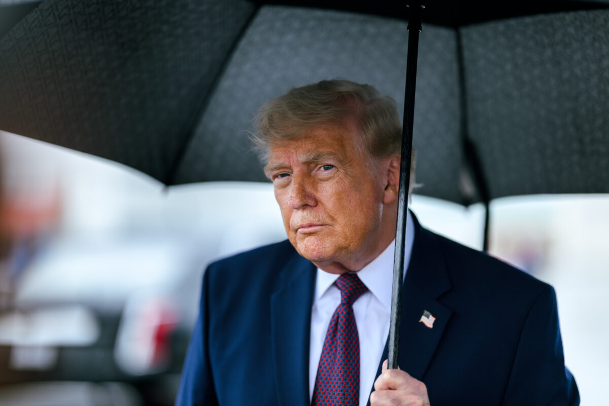 Trump e il nuovo “Rubicone”: lui in salvo su un aereo-fantasma, ma staff e giornalisti hanno rischiato la pelle (senza saperlo) Trump e il nuovo “Rubicone”: lui in salvo su un aereo-fantasma, ma staff e giornalisti hanno rischiato la pelle (senza saperlo)