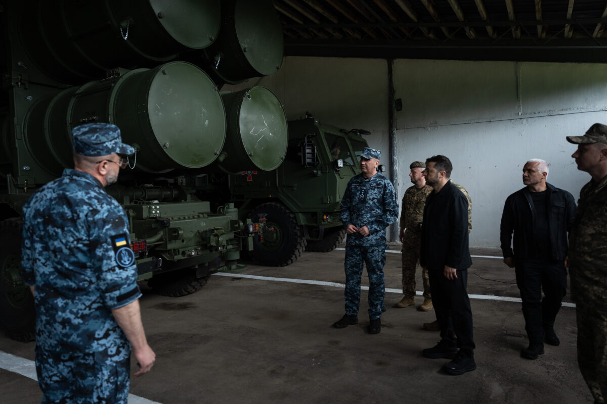 Ucraina, raid russi su Kharkiv e Odessa. Kiev bombarda Belgorod, Zelensky: “Molto soddisfatto”. E stringe la mano al serbo Vucic