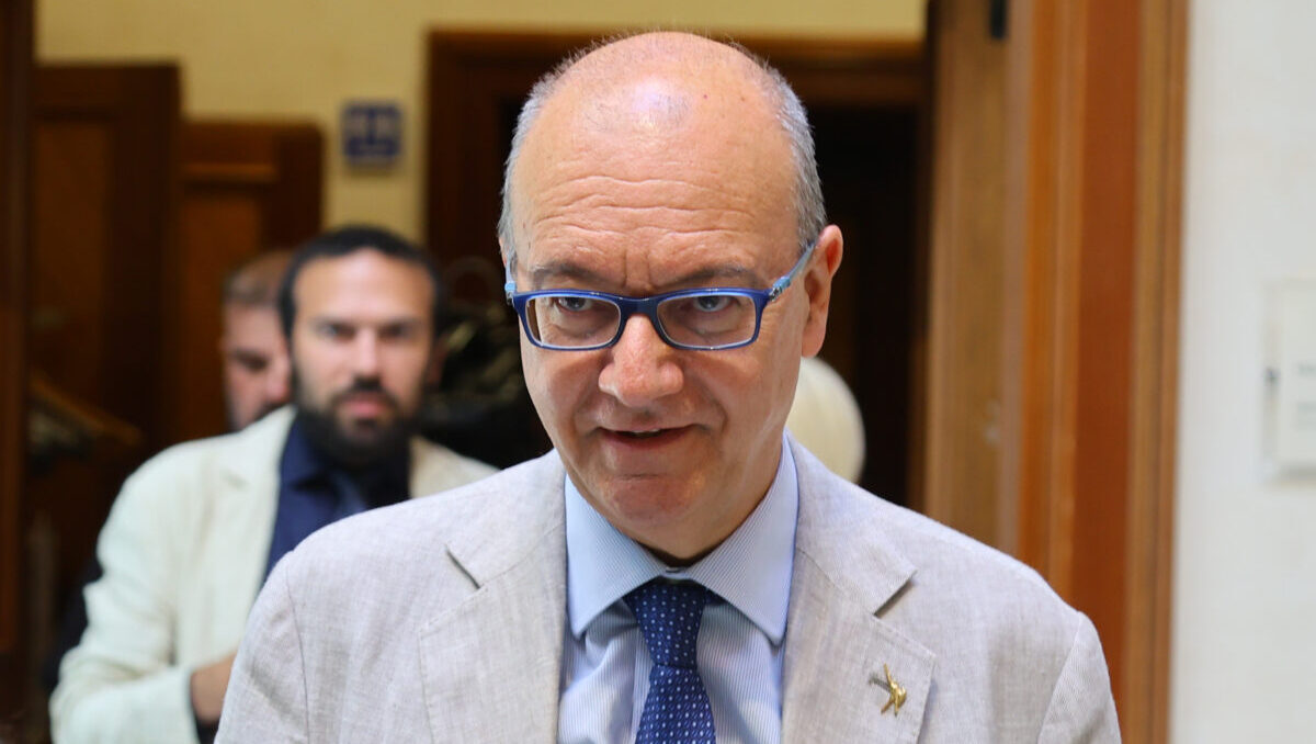 Valditara e l’ultima idea per la scuola: dopo il registro elettronico arriva il “dress code” anti-niqab e burqa Valditara e l’ultima idea per la scuola: dopo il registro elettronico arriva il “dress code” anti-niqab e burqa