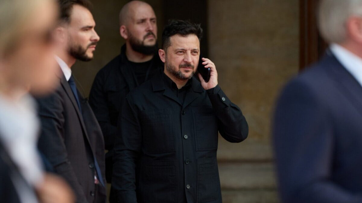 La paura fa…Zelensky: il presidente non vuole le elezioni e scaglia droni su Bryansk e Orenburg. Ecco cosa teme davvero La paura fa…Zelensky: il presidente non vuole le elezioni e scaglia droni su Bryansk e Orenburg. Ecco cosa teme davvero
