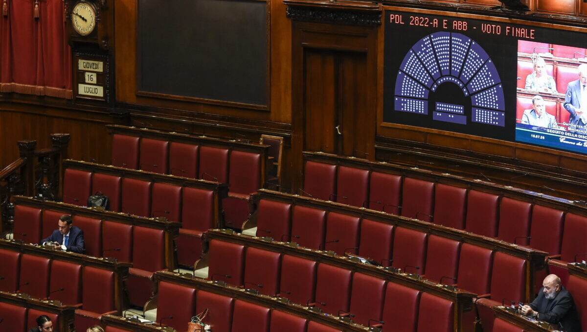 AI Act, le opposizioni abbandonano l’Aula ma non basta: dalla Camera c’è l’ok al riconoscimento facciale AI Act, le opposizioni abbandonano l’Aula ma non basta: dalla Camera c’è l’ok al riconoscimento facciale