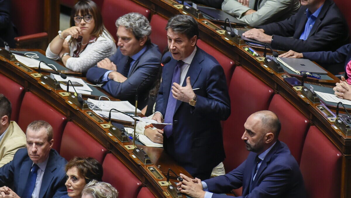 Delmastro, il siparietto Conte-Ascani sui banchi vuoti del governo. “Meloni non ci mette la faccia”, ma lei lo frena: “Non è previsto” Delmastro, il siparietto Conte-Ascani sui banchi vuoti del governo. “Meloni non ci mette la faccia”, ma lei lo frena: “Non è previsto”