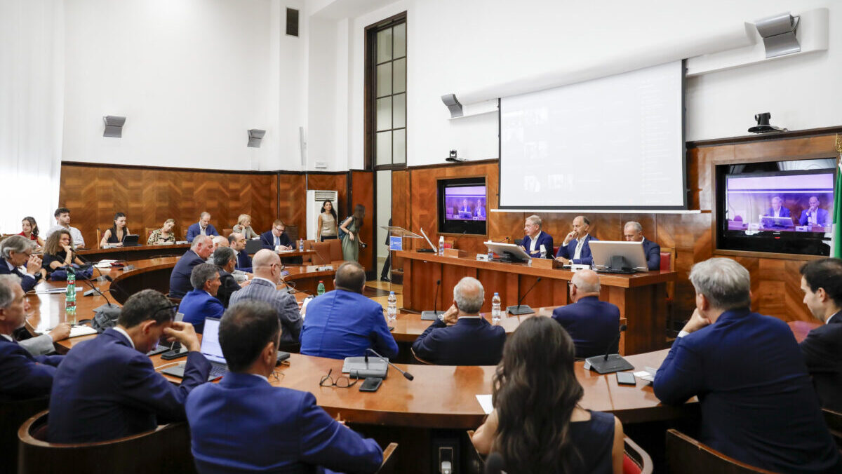 Ex Ilva, al Mimit il tavolo con le imprese. Spunta l’ipotesi di una nuova Aia sotto i 6 milioni di tonnellate l’anno Ex Ilva, al Mimit il tavolo con le imprese. Spunta l’ipotesi di una nuova Aia sotto i 6 milioni di tonnellate l’anno