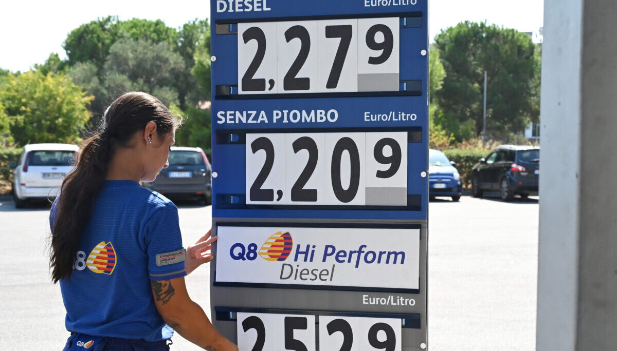 Carburanti, la salassata del caro benzina: in un solo anno può costare 13,6 miliardi in più agli italiani Carburanti, la salassata del caro benzina: in un solo anno può costare 13,6 miliardi in più agli italiani