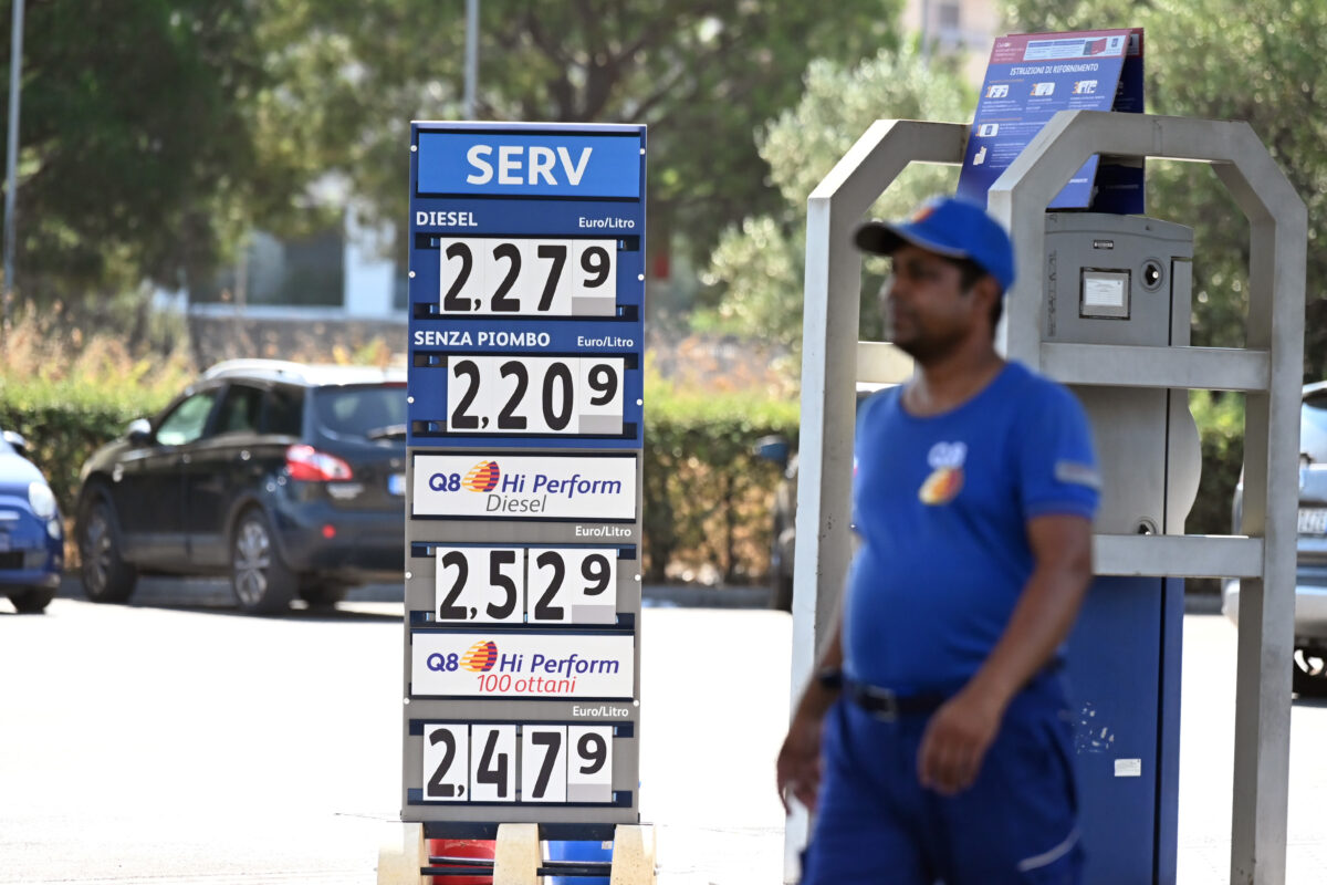 Carburanti, la benzina schizza sopra i 2 euro al litro. E al gasolio va anche peggio Carburanti, la benzina schizza sopra i 2 euro al litro. E al gasolio va anche peggio