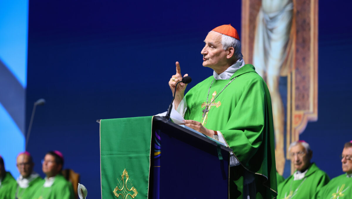Meeting di Rimini, Zuppi lancia l’assist sui migranti: “Prima dei confini, vengono le persone” Meeting di Rimini, Zuppi lancia l’assist sui migranti: “Prima dei confini, vengono le persone”