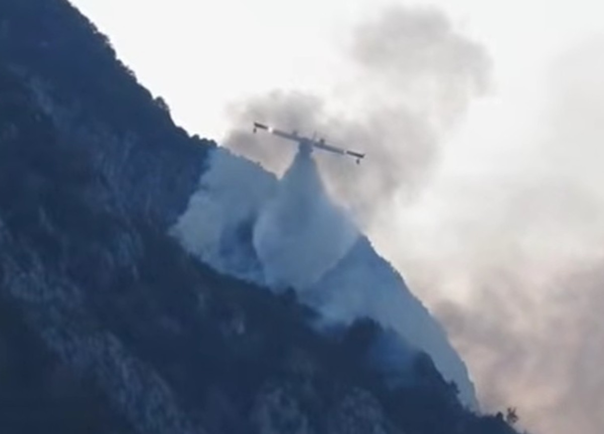 Lecco, incendio sul Moregallo: brucia il monte sul lago di Como. Aria irrespirabile per decine di chilometri