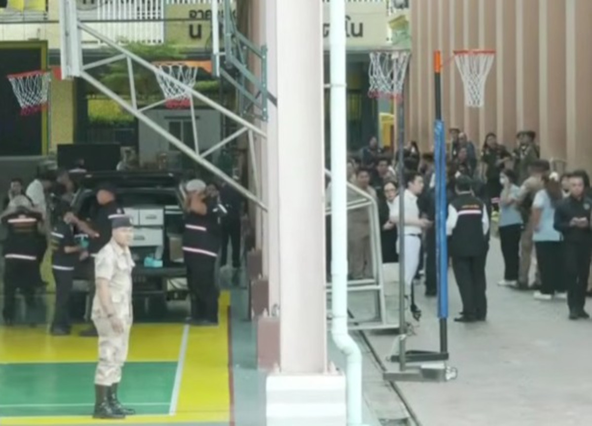 Thailandia, sparatoria in una scuola vicino Bangkok: è una strage. Almeno 7 morti e 15 feriti Thailandia, sparatoria in una scuola vicino Bangkok: è una strage. Almeno 7 morti e 15 feriti