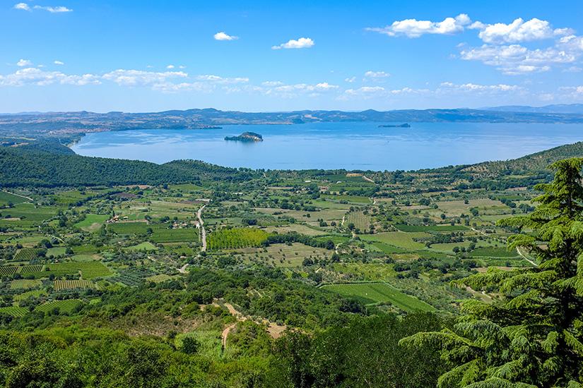 Il Lazio si tinge di blu: tra cascate e laghi, l’estate riscopre il fascino dell’entroterra Il Lazio si tinge di blu: tra cascate e laghi, l’estate riscopre il fascino dell’entroterra