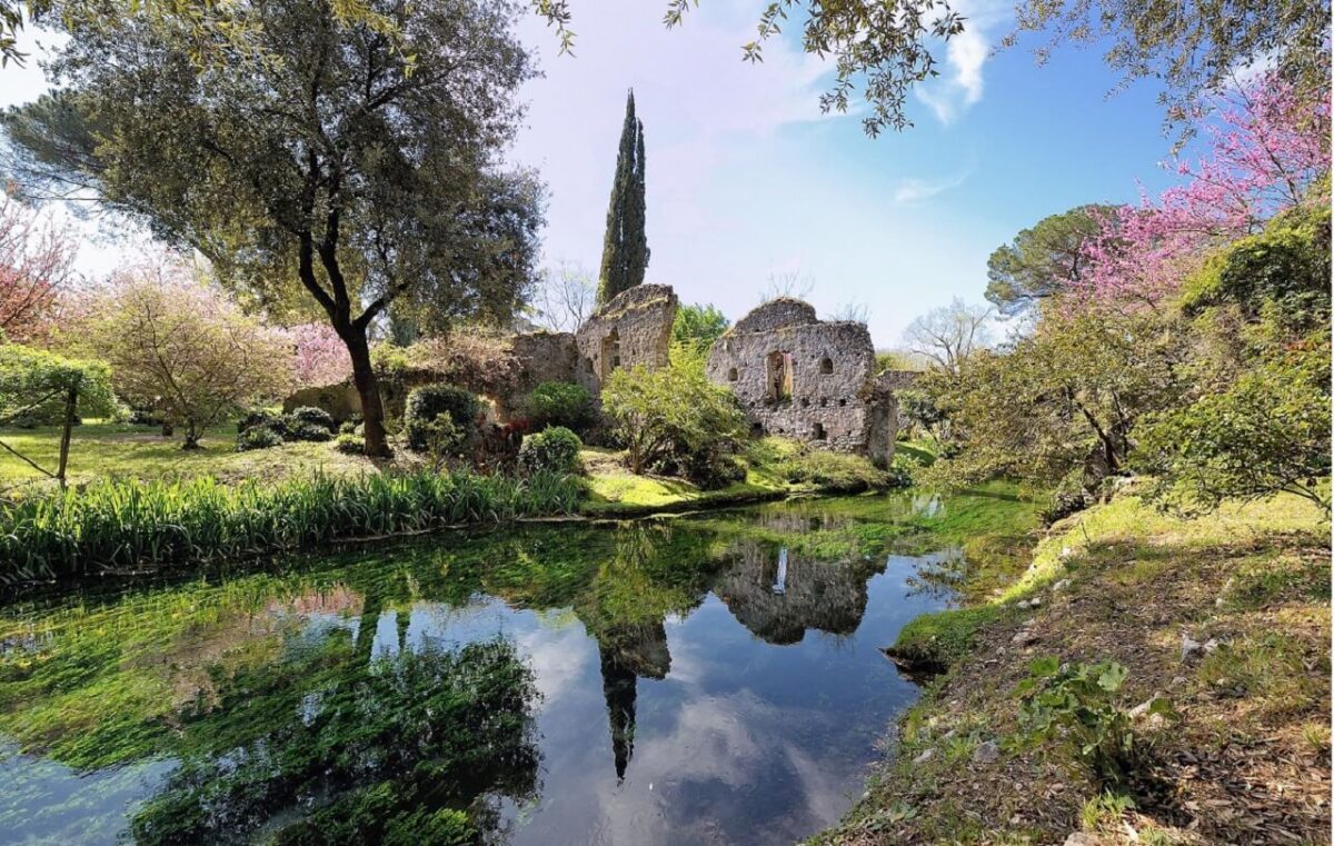 Il giardino incantato del Lazio: agosto a Ninfa tra leggende dimenticate e teatro sotto le stelle