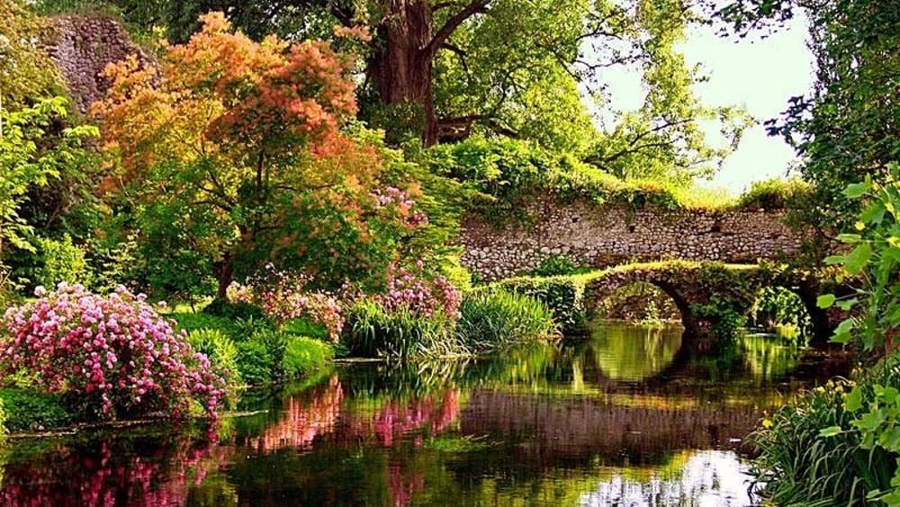Il giardino incantato del Lazio: agosto a Ninfa tra leggende dimenticate e teatro sotto le stelle
