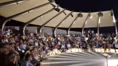 Capalbio Libri, sold out per il debutto al Teatro del Leccio: la prima serata tra ottimismo e destre