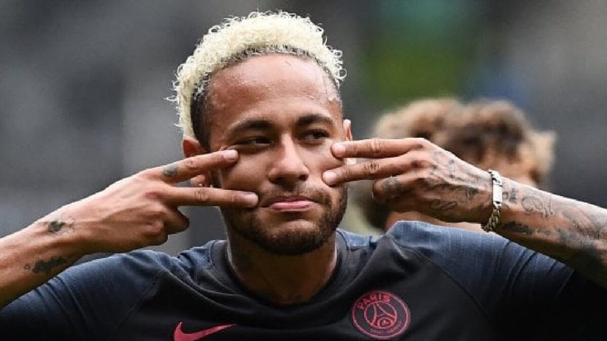 Neymar show (e polemiche) dopo il successo del Santos: il video nel tunnel diventa virale Neymar show (e polemiche) dopo il successo del Santos: il video nel tunnel diventa virale