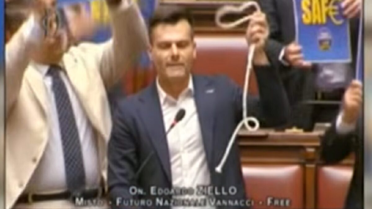 Bagarre alla Camera, il deputato Ziello di Futuro Nazionale sventola un cappio in Aula contro il programma Safe – VIDEO Bagarre alla Camera, il deputato Ziello di Futuro Nazionale sventola un cappio in Aula contro il programma Safe – VIDEO