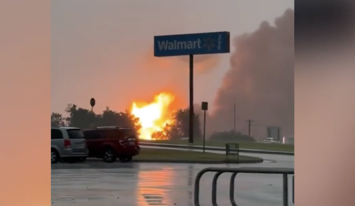 Oklahoma, due serbatoi di gas esplodono dopo un fulmine: le fiamme e la gigantesca nube di fumo – VIDEO Oklahoma, due serbatoi di gas esplodono dopo un fulmine: le fiamme e la gigantesca nube di fumo – VIDEO
