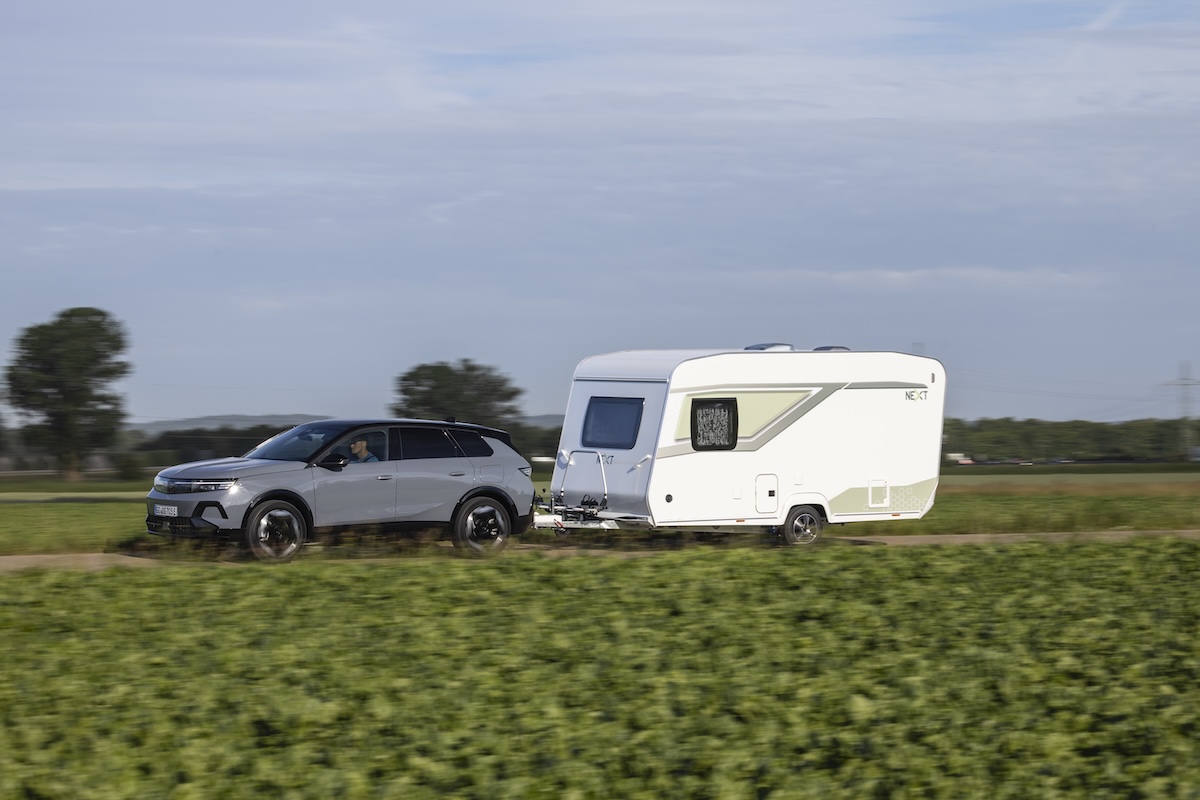 Opel Grandland Electric AWD, 325 CV e 1.350 kg di traino per il SUV elettrico
