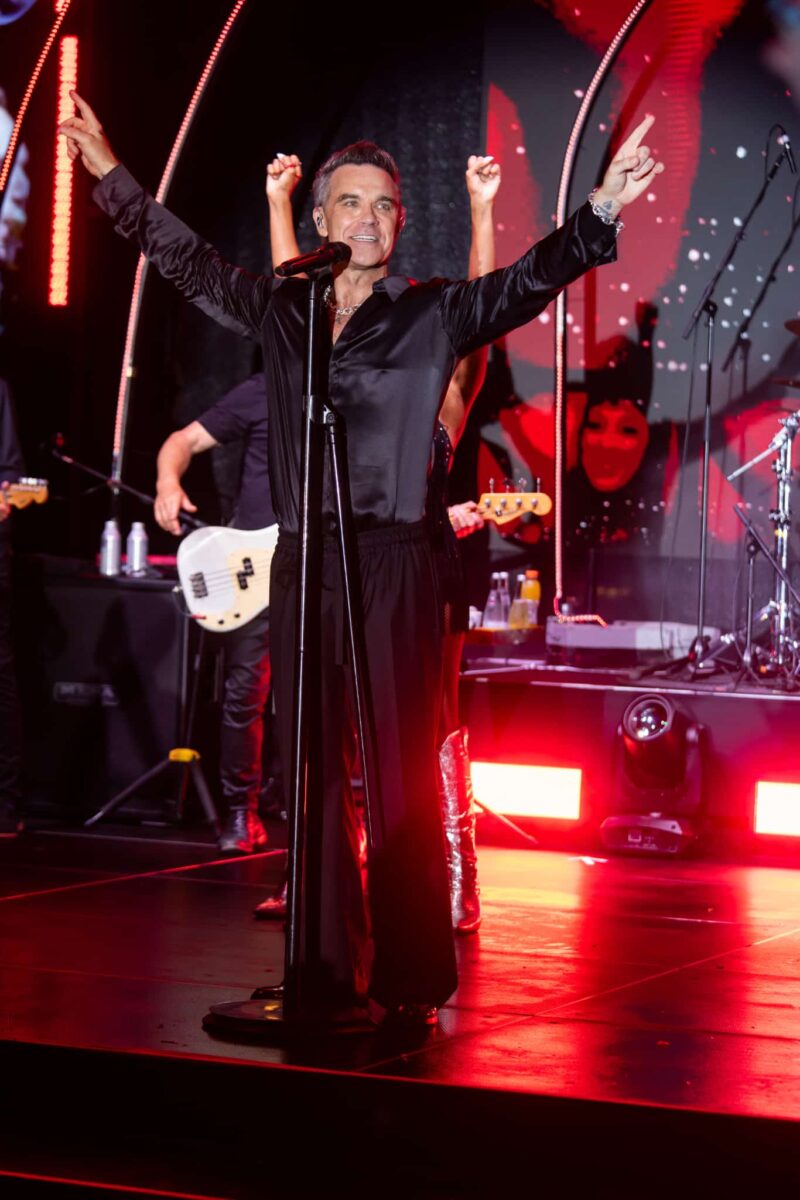 Quando la musica incontra il lusso: Robbie Williams, Maxim Berin e il BIG Art Festival firmano la serata più esclusiva dell’estate – VIDEO Quando la musica incontra il lusso: Robbie Williams, Maxim Berin e il BIG Art Festival firmano la serata più esclusiva dell’estate – VIDEO