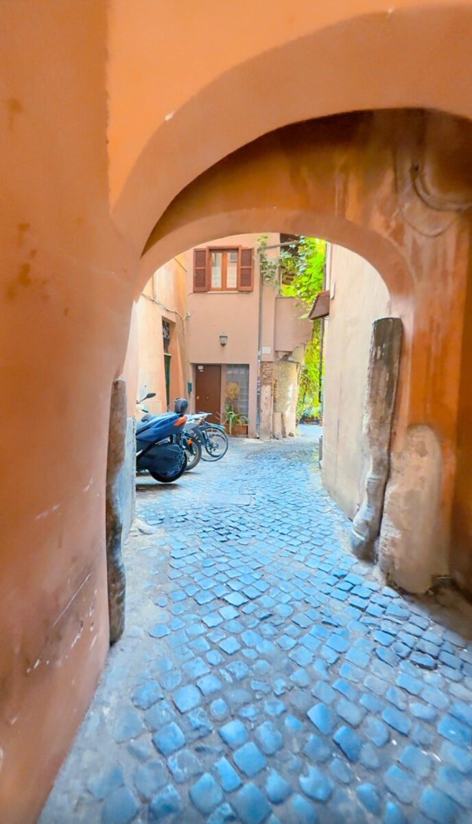 I VIDEO DI ROMA SEGRETA – L’ Arco degli Acetari, un angolo segreto dove il tempo si è fermato