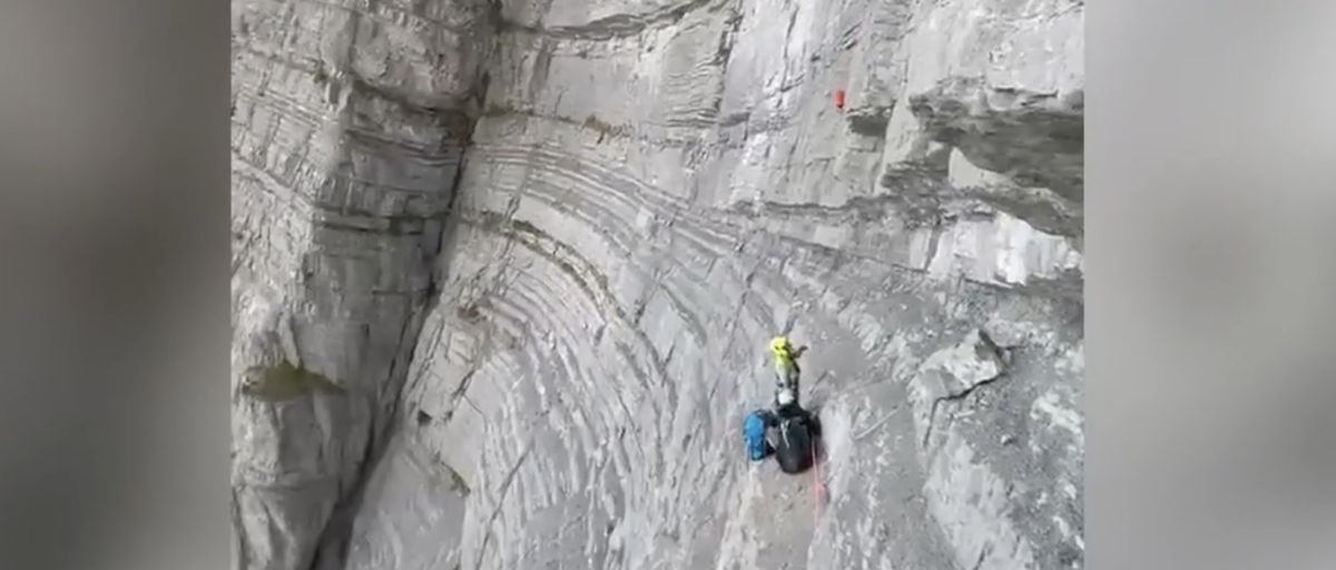 Francia, precipita con il parapendio e resta aggrappato alla parete: salvato a 200 metri da terra – VIDEO Francia, precipita con il parapendio e resta aggrappato alla parete: salvato a 200 metri da terra – VIDEO