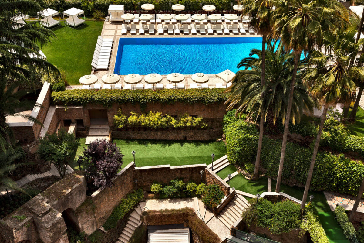 Piscina nel verde e cocktail al tramonto; la celebrazione del nuovo lusso urbano Piscina nel verde e cocktail al tramonto; la celebrazione del nuovo lusso urbano