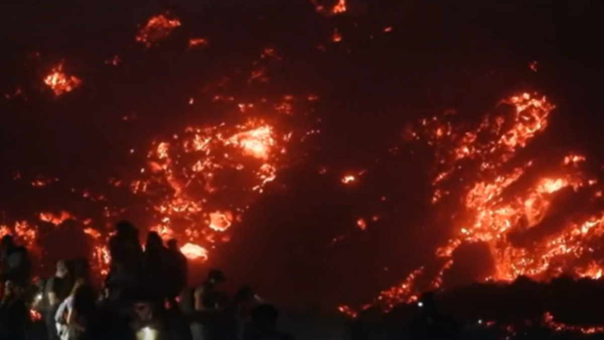 In Sicilia è “Etna-mania”: un fiume di persone verso la colata lavica – VIDEO In Sicilia è “Etna-mania”: un fiume di persone verso la colata lavica – VIDEO