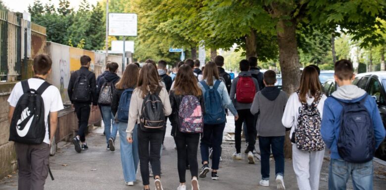 Scuola, stangata sulle famiglie lombarde: nel 2026 spesa da 1,24 miliardi