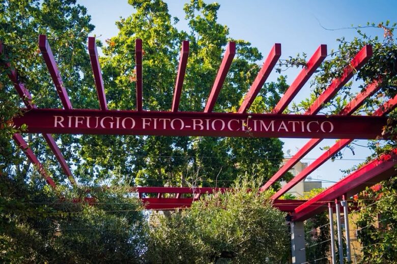 Clima da bollino rosso nazionale , tutti a Centocelle, all’ombra del primo rifugio fito-bioclimatico. Dissenso sui social