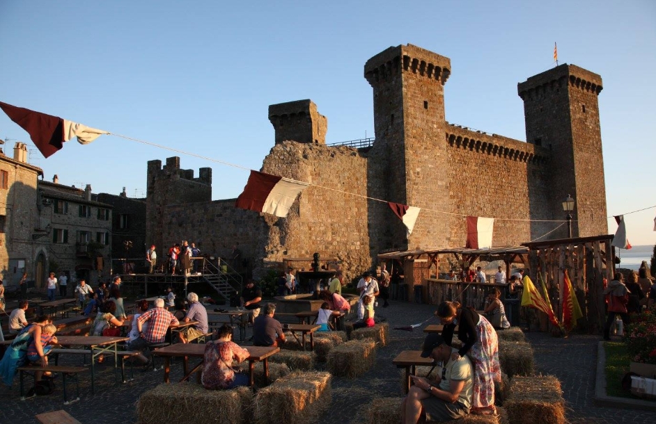 Bolsena, ritorno al Medioevo: tre giorni di duelli, costumi e sapori dell’epoca per ricostruire l’assedio del 1328 Bolsena, ritorno al Medioevo: tre giorni di duelli, costumi e sapori dell’epoca per ricostruire l’assedio del 1328